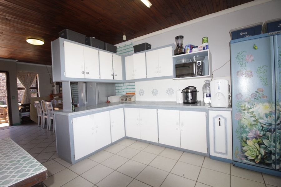 6 Bedroom Property for Sale in Wavecrest Eastern Cape